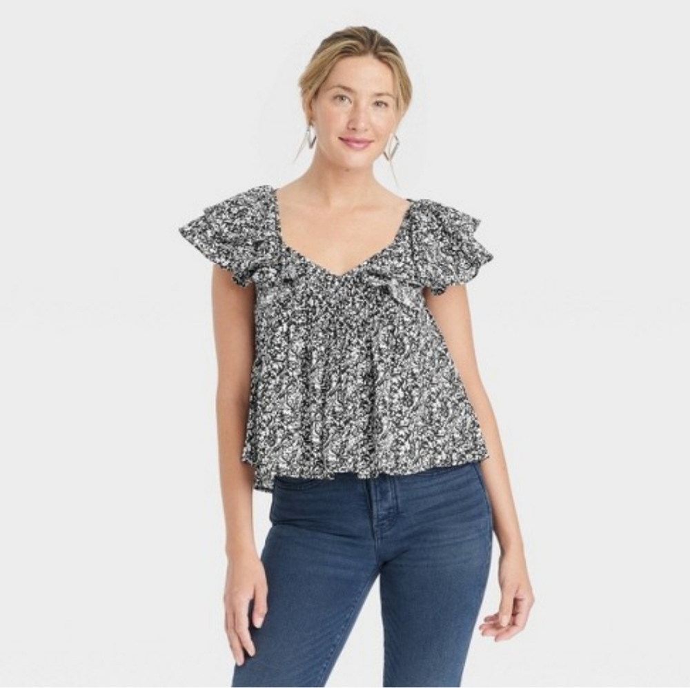 NEW Universal thread black and white flutter sleeve top shirt small medium
